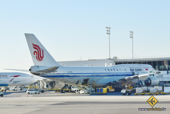 Boeing 747-89L